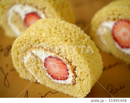 いちごのロールケーキ カットピース(横位置アップ) いちごのロールケーキ カットピース(横位置アップ) 35995408