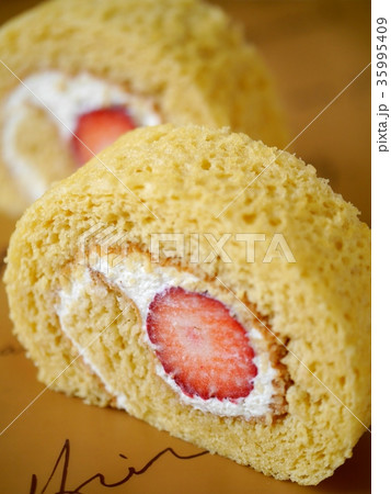 いちごのロールケーキ カットピース(アップ) いちごのロールケーキ カットピース(アップ) 35995409