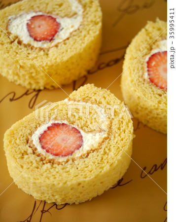 いちごのロールケーキ カットピース(縦位置ハイアングル) いちごのロールケーキ カットピース(縦位置ハイアングル) 35995411