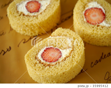 いちごのロールケーキ　（横位置ハイアングル） 35995412