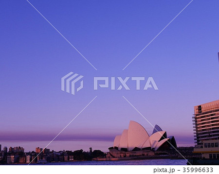 夕焼け色に染まるオペラハウス 35996633