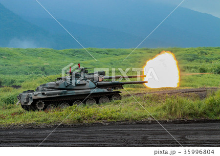 総合火力演習で発砲炎を出す74式戦車 35996804