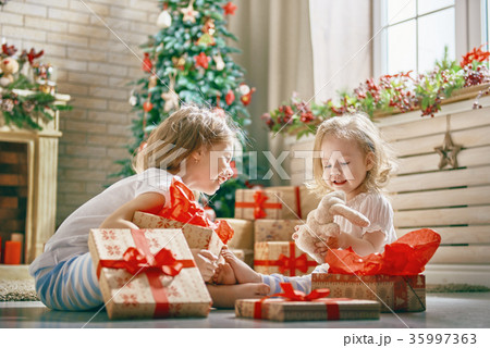 girls opening gifts 35997363