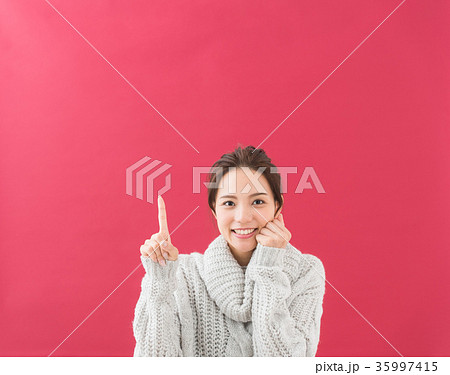 20代女性(秋冬 白背景) 20代女性(秋冬 白背景) 35997415