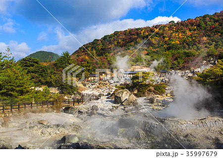 雲仙地獄と紅葉 お糸地獄 長崎の写真素材