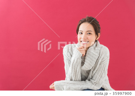 20代女性（秋冬　白背景） 35997900