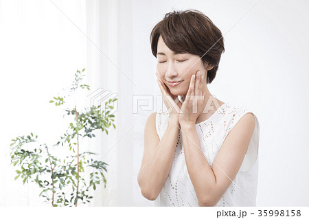 ビューティーイメージ 30代女性 ビューティーイメージ 30代女性 35998158