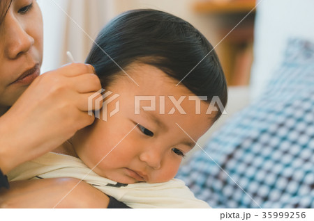 1 year old 35999256