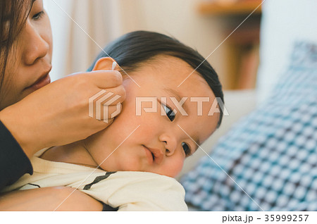 1 year old 35999257