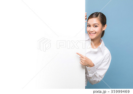 メッセージボードを指さす女性 35999469