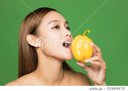 パプリカをかじる女性 35999470