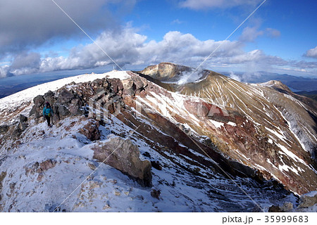 阿寒富士の稜線を歩く登山者と雌阿寒岳 35999683