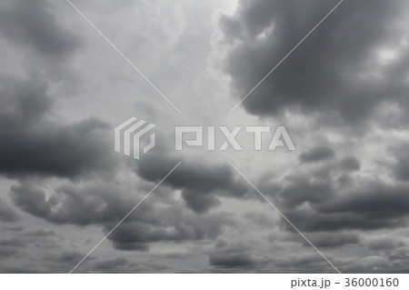 黒々とした曇り空 36000160