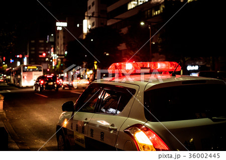 夜の街のパトカーの写真素材