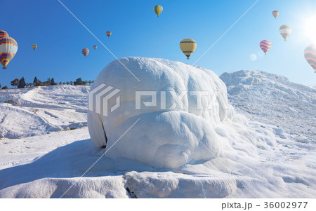 Hot air ballons, snowy white Pamukkale in Turkey 36002977
