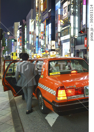 繁華街のタクシー 36003114