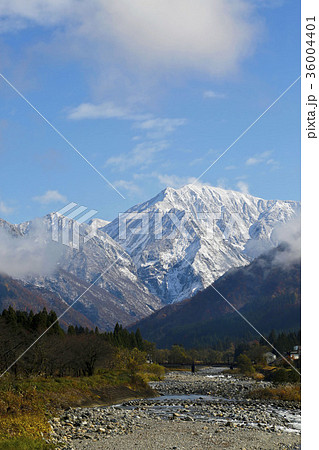 水無川と巻機山 36004401
