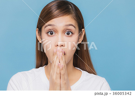 驚く女性 36005342