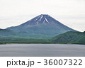 本栖湖から見た富士山 36007322