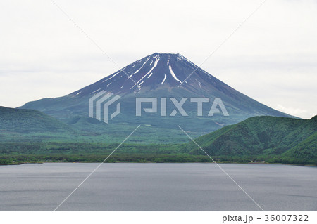 本栖湖から見た富士山 36007322