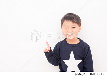 笑顔で指差しをする笑顔の子供 笑顔で指差しをする笑顔の子供 36011217