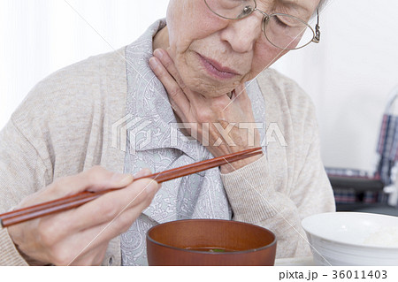 高齢者嚥下障害イメージ　飲み込み辛い　手元　クローズアップ 36011403