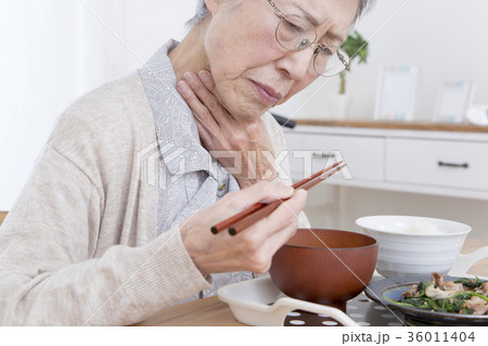 高齢者嚥下障害イメージ　飲み込み辛い　手元　クローズアップ 36011404