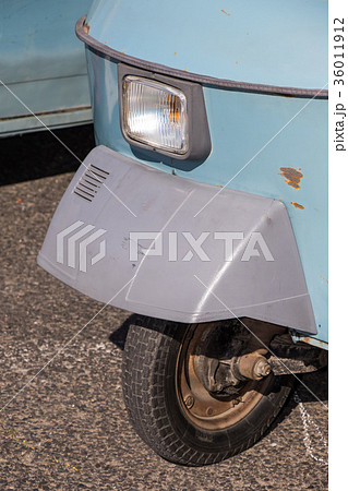 古い自動車のヘッドライト Headlight of the old car 古い自動車のヘッドライト Headlight of the old car 36011912