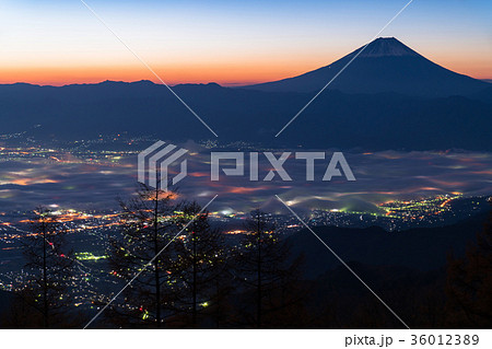 《山梨県》富士山・甲府盆地の夜明け 《山梨県》富士山・甲府盆地の夜明け 36012389