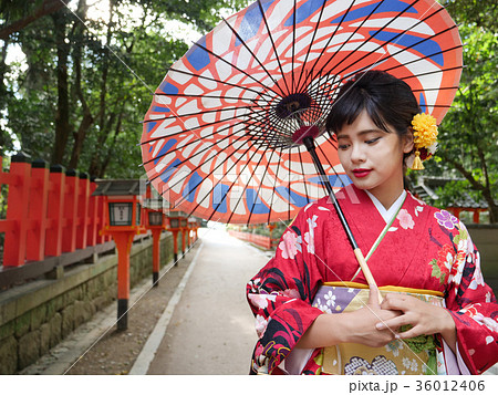 番傘をさした着物姿の女性 振袖 京都観光イメージの写真素材 [36012406
