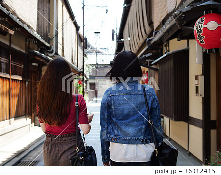 女子旅 京都観光 祇園 後ろ姿の写真素材