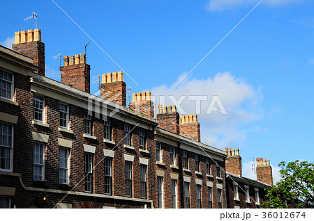 イギリスのレンガ造り住宅の煙突屋根の写真素材