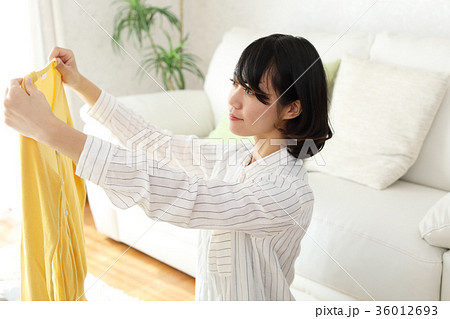 洋服を整理する女性 36012693