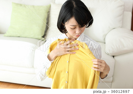 洋服を整理する女性 洋服を整理する女性 36012697