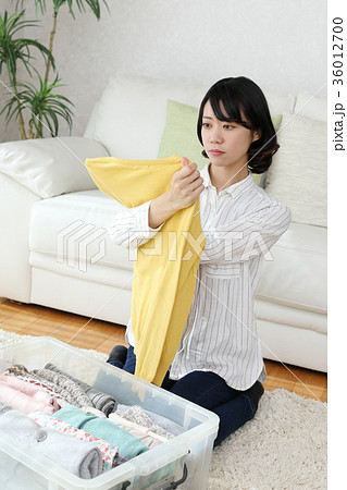 洋服を整理する女性 36012700
