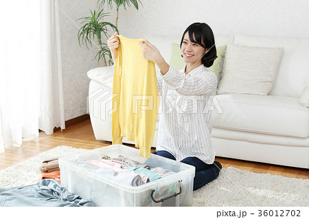 洋服を整理する女性 36012702