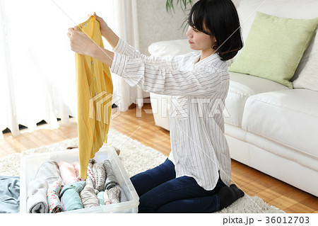 洋服を整理する女性 洋服を整理する女性 36012703