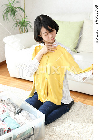 洋服を整理する女性 洋服を整理する女性 36012709
