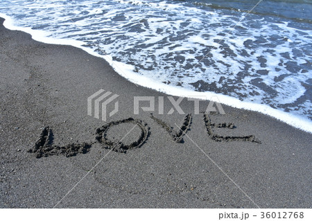 砂浜に書いたLOVE 36012768