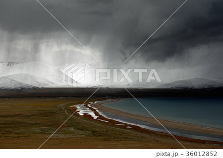 雨が降り始めるナムツォ湖。2016/9/22 雨が降り始めるナムツォ湖。2016/9/22 36012852