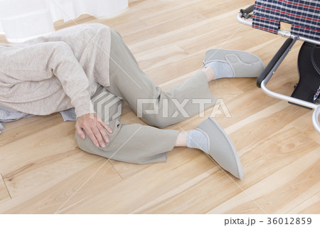 高齢者の車椅子での転倒事故　介護事故　ボディパーツ　パーツカット　顔なし 36012859