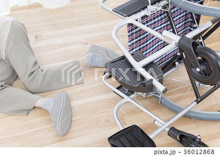 高齢者の車椅子での転倒事故イメージ　介護事故　 36012868