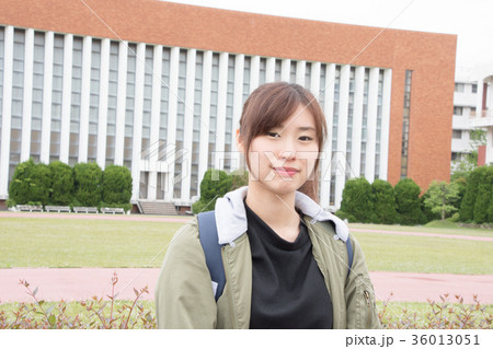 キャンパスに立つ女性(日本経済大学) キャンパスに立つ女性(日本経済大学) 36013051