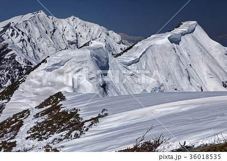 爺ヶ岳稜線の雪庇と鹿島槍ヶ岳 36018535
