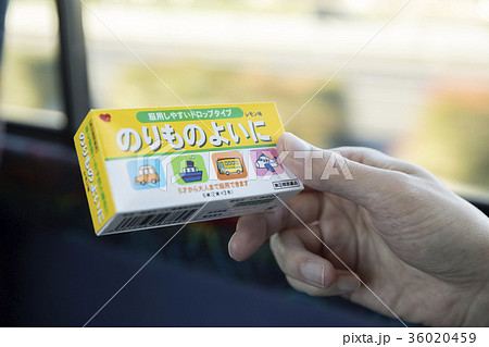 バスで酔い止めを出す男性手元 バスで酔い止めを出す男性手元 36020459