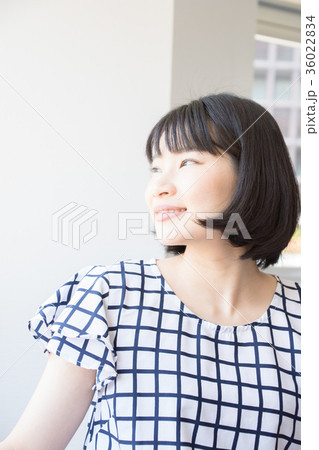 見上げる女性 36022834