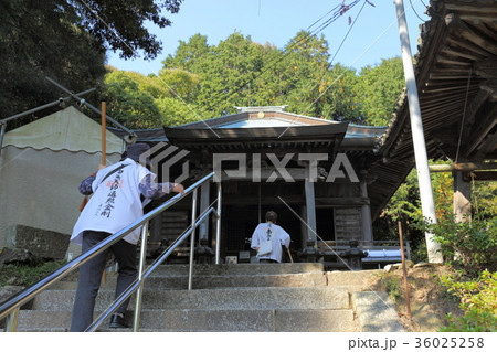 四国霊場第18番札所「恩山寺」本堂とお遍路さん 36025258
