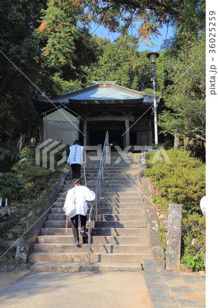 四国霊場第18番札所「恩山寺」本堂とお遍路さん 四国霊場第18番札所「恩山寺」本堂とお遍路さん 36025259