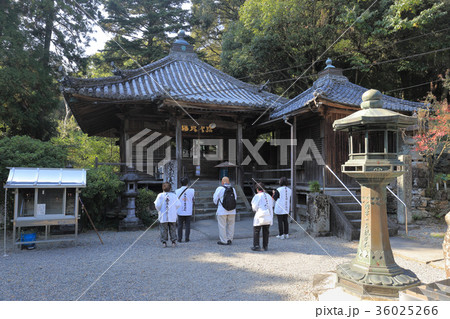四国霊場第18番札所「恩山寺」大師堂と御母公堂、お遍路さん 36025266