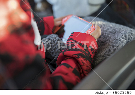 パスの中でゲームをする男の子手元 36025269